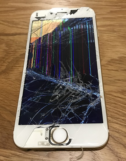 画面割れしたiPhone
